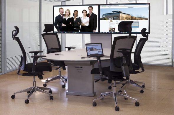 Videokonferenz Huddle Room Möbel mit zwei Bildschirme